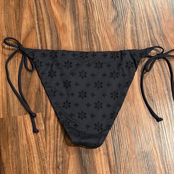 L*Space Eyelet Lace Lennox Bottom Classic - Picture 7 of 12